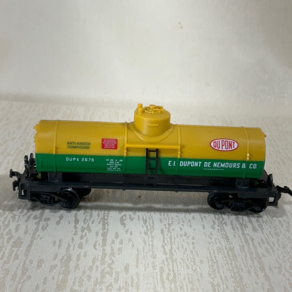Life-Like Trains - Dupont Tank Car #8523 - HO Scale